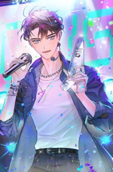 1boy belt black_belt black_pants blue_eyes blue_jacket brown_hair chain chain_necklace highres holding holding_microphone holding_trophy jacket jewelry long_sleeves looking_at_viewer male_focus microphone necklace open_clothes open_jacket open_mouth original pants parted_bangs shirt short_hair solo stage trophy upper_body white_shirt zelpic