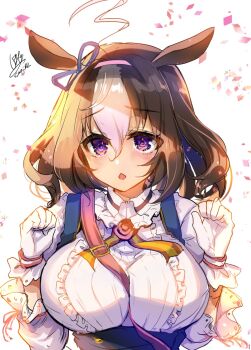 1girl ahoge animal_ears between_breasts bow breasts brown_hair commentary_request ear_ribbon gloves hairband highres horse_ears horse_girl long_sleeves looking_at_viewer medium_hair meisho_doto_(turbulent_blue)_(umamusume) meisho_doto_(umamusume) multicolored_hair open_mouth pink_hairband purple_eyes shimaji signature simple_background solo strap_between_breasts two-tone_hair umamusume white_background white_gloves white_hair