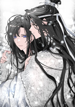 2boys alternate_costume alternate_hairstyle bare_shoulders black_hair chinese_clothes closed_mouth couple dressing_another eyelashes from_side fur-trimmed_robe fur_trim hair_down hanfu headband highres hug hug_from_behind lan_wangji long_hair long_sleeves looking_at_viewer male_focus modao_zushi multiple_boys naruse_(kmk648) parted_bangs parted_lips profile purple_eyes robe shared_clothes smile snow snowing topknot upper_body very_long_hair wei_wuxian white_hanfu white_headband wide_sleeves winter_clothes xiao_guan_(headdress) yaoi yellow_eyes