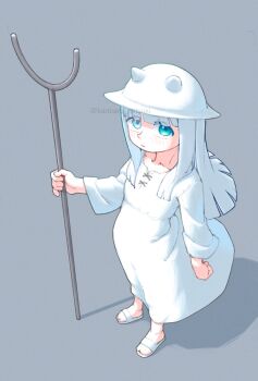 1girl blue_eyes commentary_request dress grey_background hat highres kanbaru_mitsuki long_hair long_sleeves looking_at_viewer sandals shimeji_simulation simple_background solo the_gardener_(shimeji_simulation) white_dress white_hair white_hat white_sandals