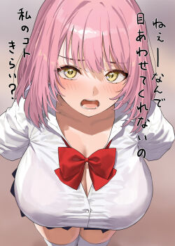 1girl black_skirt blush bow bowtie breasts brown_background collarbone commentary_request gradient_background kaisen_chuui large_breasts looking_at_viewer open_mouth original pink_hair red_bow red_bowtie school_uniform shirt skirt solo thighhighs thighs translation_request white_shirt white_thighhighs yellow_eyes zettai_ryouiki