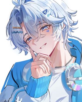 1boy absurdres alternate_costume blue_eyes blue_hoodie datsha fingernails grey_hair grin hair_between_eyes hair_ornament hairclip hand_up highres honkai:_star_rail honkai_(series) hood hood_down hoodie looking_at_viewer male_focus parted_bangs phainon_(honkai:_star_rail) shirt short_hair simple_background smile solo teeth white_background white_hoodie white_shirt yellow_pupils