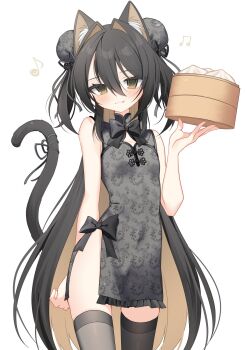 1girl :3 animal_ears bamboo_steamer black_dress black_hair black_ribbon black_thighhighs blonde_hair bun_cover cat_ears cat_tail china_dress chinese_clothes clothing_cutout colored_inner_hair commentary cowboy_shot double_bun dress fang food hair_bun hair_intakes hand_up highres holding holding_bamboo_steamer long_hair looking_at_viewer mandarin_collar multicolored_hair musical_note neck_ribbon original ribbon sentouryoku_5 side_slit simple_background sleeveless sleeveless_dress solo steamed_bun symbol-only_commentary tail tail_ornament tail_ribbon thighhighs two_side_up very_long_hair white_background yellow_eyes