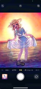 1girl backlighting blonde_hair blue_eyes bow camera_phone cellphone cellphone_photo collared_dress commentary dress dutch_angle fang hair_ornament hairclip hat hat_bow head_tilt kagamine_rin leaning_forward looking_at_viewer namazakana_yeah neckerchief ocean open_mouth orange_sky phone pigeon-toed sailor_collar sailor_dress see-through_silhouette short_hair skin_fang skirt_hold sky smile soaking_feet straw_hat sun_hat sundress sunset symbol-only_commentary taking_picture vocaloid white_dress white_neckerchief white_sailor_collar