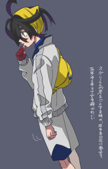 1boy black_hair commentary_request from_side gloves grey_background hair_between_eyes hairband jacket kieran_(pokemon) long_sleeves male_focus mole mole_on_neck multicolored_hair nintendo partially_fingerless_gloves pokemon pokemon_sv profile purple_hair shibahu_no_niwa shorts simple_background single_glove solo translation_request white_jacket white_shorts yellow_bag yellow_hairband