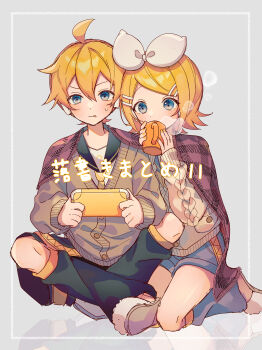 1boy 1girl :q absurdres ahoge black_sailor_collar black_shorts blonde_hair blue_eyes blush brother_and_sister brown_cardigan cardigan closed_mouth commentary_request cup double-parted_bangs drinking full_body grey_background hair_between_eyes hair_ornament hair_ribbon hairclip handheld_game_console highres holding holding_cup holding_handheld_game_console inset_border kagamine_len kagamine_rin leg_warmers long_sleeves mug necktie nintendo_switch_lite parallel_hairclips playing_games ribbon sailor_collar sazanami_(ripple1996) shared_blanket short_hair shorts siblings sitting slippers sweatdrop tongue tongue_out translated twins vocaloid white_ribbon white_slippers yellow_necktie