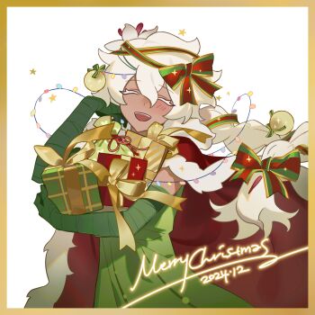 1girl 2024 :d ^_^ bag bandaged_arm bandages blush border bow braid braided_ponytail cape christmas_lights closed_eyes cookie_run cookie_run:_kingdom dark-skinned_female dark_skin dated double-parted_bangs dress facing_viewer floating_hair flower fur-trimmed_cape fur_trim gift green_bag green_dress hair_between_eyes hair_bow hair_flower hair_ornament hand_up highres holding holding_bag holding_gift humanization long_hair merry_christmas open_mouth red_bow red_cape red_ribbon ribbon shime52631 simple_background single_braid sleeveless sleeveless_dress smile solo sparkle star_(symbol) teeth upper_body upper_teeth_only very_long_hair white_background white_flower white_hair white_lily white_lily_cookie yellow_border yellow_bow