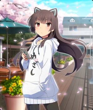 1girl aqua_nails black_choker black_leggings blue_sky blunt_ends brown_hair building cafe cellphone chair cherry_blossoms cherry_tree choker clothes_writing cloud cone_hair_bun cosplay day double_bun drawstring falling_petals flower game_cg gems_company green_umbrella hair_bun hand_in_pocket holding holding_phone hood hoodie juujou_hiyori lamppost leggings long_hair looking_at_viewer mizushina_aoi mizushina_aoi_(cosplay) official_art outdoors petals phone pink_petals plant potted_plant railing red_eyes sky smartphone solo table third-party_source toji_no_miko toji_no_miko:_kizamishi_issen_no_tomoshibi translated umbrella white_hoodie yellow_flower