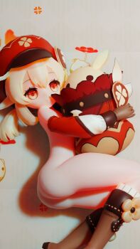 1girl 3d ass blonde_hair boots genshin_impact gloves hat hug klee_(genshin_impact) loli nude red_eyes