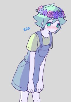 1boy antenna_hair basil_(headspace)_(omori) basil_(omori) blue_overalls double-parted_bangs flower flower_wreath green_eyes green_hair green_shirt grey_background hair_between_eyes head_wreath highres looking_at_viewer male_focus omori overall_shorts overalls sad shirt short_hair short_sleeves sidelocks simple_background solo t-shirt true_erg