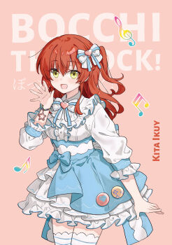1girl :d absurdres alternate_costume blue_bow bocchi_the_rock! bow chinese_commentary commentary_request dress eighth_note frills green_eyes hair_bow hand_up highres kita_ikuyo long_hair long_sleeves looking_at_viewer migolu musical_note nuoweisenlin_tongren_gongzuoshi one_side_up open_mouth pink_background red_hair simple_background smile solo thighhighs waving white_thighhighs yellow_eyes