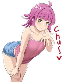 1girl ahoge ass blowing_kiss blue_shorts collarbone commentary_request hand_on_own_knee highres kiru_(bsesso) leaning_forward looking_at_viewer love_live! love_live!_nijigasaki_high_school_idol_club pink_eyes pink_tank_top shorts simple_background sound_effects tank_top tennoji_rina white_background yellow_eyes