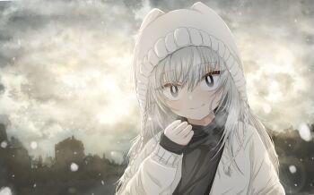 1girl absurdres beanie black_shirt cloud cloudy_sky commentary female_focus grey_eyes grey_hair hair_between_eyes hat hat_with_ears highres jacket kimi_no_koto_ga_dai_dai_dai_dai_daisuki_na_100-nin_no_kanojo kusanochika lens_flare long_hair long_sleeves looking_at_viewer mishiro_kogoe outdoors sanpaku shirt sky sleeves_past_wrists smile snowing solo white_hat white_jacket winter_clothes