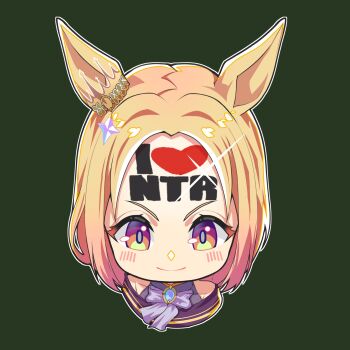 >:) animal_ears bare_shoulders blonde_hair blush bow brooch closed_mouth commentary cropped_torso forehead forehead_writing gabu_gabugabuga green_background highres horse_ears i_heart... jewelry multicolored_hair narita_top_road_(the_proud_road)_(umamusume) narita_top_road_(umamusume) parted_bangs purple_bow simple_background smile streaked_hair umamusume upper_body v-shaped_eyebrows white_hair