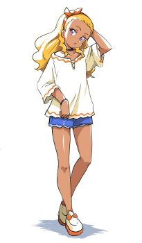 1girl amamiya_elena arm_up black_choker blonde_hair blue_shorts bow bow_hairband bracelet choker commentary dark-skinned_female dark_skin footwear_bow full_body hairband hand_on_own_head head_tilt highres jewelry long_hair orange_bow orange_hairband parted_lips precure purple_eyes shirt shoes short_shorts shorts simple_background solo standing star_twinkle_precure uraki white_background white_shirt white_shoes