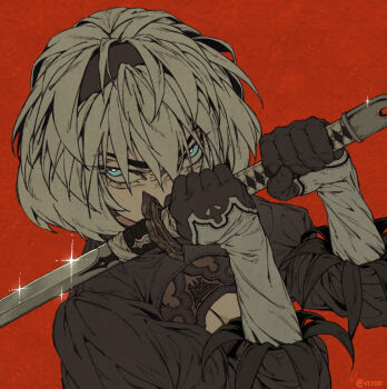 1girl 2b_(nier:automata) black_gloves black_hairband blue_eyes commentary glint gloves hairband holding holding_sword holding_weapon long_sleeves nier:automata nier_(series) red_background short_hair solo sword upper_body vey3st weapon white_hair