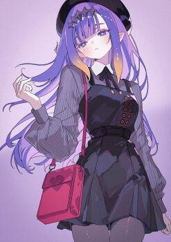 1girl bag belt beret black_dress black_hairband blunt_bangs closed_mouth collared_shirt cowboy_shot crossbody_bag diamond_hairband dot_mouth dress expressionless gradient_hair hair_ornament hairband hat highres hololive hololive_english long_hair lumina_(1umin4) mole mole_under_eye multicolored_hair ninomae_ina&#039;nis ninomae_ina&#039;nis_(casual) pink_bag pointy_ears purple_background purple_eyes shirt shoulder_bag simple_background sleeveless sleeveless_dress solo standing two-tone_hair virtual_youtuber