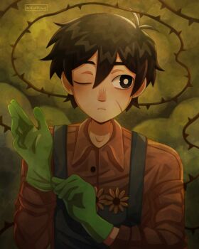 1boy alternate_costume alternate_universe antenna_hair artist_name black_eyes black_hair blue_overalls bright_pupils brown_shirt closed_mouth collared_shirt commentary double-parted_bangs english_commentary facial_scar gloves green_gloves hair_between_eyes highres long_sleeves male_focus omori one_eye_closed overalls plant rubber_gloves scar scar_on_cheek scar_on_face shirt short_hair solo sunny_(omori) thorns upper_body vines white_pupils zoewillowz