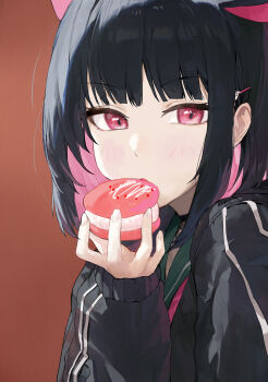 1girl absurdres black_hair black_jacket blue_archive brown_background commentary_request eating food gradient_background highres jacket jianjia kazusa_(blue_archive) looking_at_viewer macaron multicolored_hair pink_eyes pink_hair solo two-tone_hair upper_body