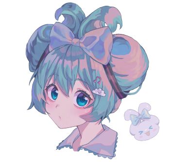 &gt;_&lt; 1girl 1other blue_bow blue_eyes blue_hair blush blush_stickers bow cinnamiku cinnamoroll closed_mouth cloud_hair_ornament commentary double_bun english_commentary fortissimo hair_between_eyes hair_bow hair_bun hair_ornament hatsune_miku highres kiwiteamlp looking_at_viewer musical_note musical_note_hair_ornament open_mouth sanrio short_hair simple_background smile solo_focus vocaloid white_background