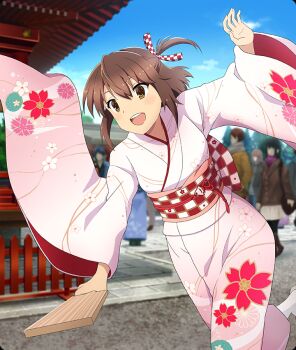 1boy 5girls :d architecture arm_up blue_sky brown_eyes brown_hair checkered_ribbon checkered_sash cloud day east_asian_architecture etou_kanami faceless faceless_female faceless_male fence floral_print floral_print_kimono furisode game_cg hagoita hair_ribbon hanetsuki holding holding_paddle japanese_clothes kimono multiple_girls new_year obi official_art one_side_up open_mouth outdoors paddle pink_kimono playing_games print_kimono red_ribbon ribbon sash short_hair shrine sidelocks sky smile socks solo_focus standing standing_on_one_leg stone_walkway teeth third-party_source toji_no_miko toji_no_miko:_kizamishi_issen_no_tomoshibi upper_teeth_only white_socks wide_sleeves