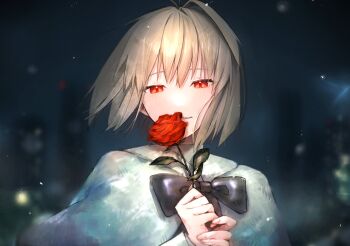 1girl ahoge arcueid_brunestud black_bow blonde_hair blush bow cape capelet city flower fur_capelet hair_between_eyes hair_intakes hashtag-only_commentary highres holding holding_flower light_smile looking_at_viewer night official_alternate_costume q_osakanaaa red_eyes red_flower red_rose rose short_hair smile sweater tsukihime tsukihime_(remake) upper_body white_cape white_sweater