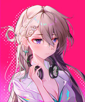 1girl absurdres alur_(wwpt2342) blonde_hair blush breasts chromatic_aberration cleavage closed_mouth collarbone commentary_request earrings hair_between_eyes hair_ornament headphones headphones_around_neck heavy_chromatic_aberration highres jewelry large_breasts long_hair lynae_(wuthering_waves) pink_background purple_eyes shirt skull_hair_ornament solo star_(symbol) star_earrings upper_body white_shirt wuthering_waves