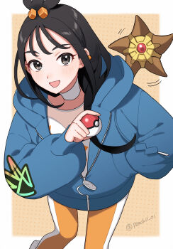 1girl absurdres black_hair blue_hoodie blush choker cube_hair_ornament earclip gen_1_pokemon grey_eyes hair_ornament highres holding holding_poke_ball hood hood_down hoodie leggings lida_(pokemon) long_hair long_sleeves looking_at_viewer nintendo open_mouth orange_leggings poke_ball poke_ball_(basic) pokemon pokemon_(creature) pokemon_legends:_z-a shamu_(peach11_01) shirt smile staryu topknot two-tone_legwear white_choker white_leggings wispy_bangs