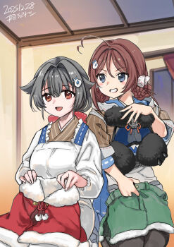 ahoge apron artist_name black_hair black_pantyhose blue_sailor_collar brown_hair capelet dated fur-trimmed_capelet fur_trim grey_eyes grin hair_flaps hair_rings highres holding holding_unworn_clothes indoors jingei_(kancolle) kantai_collection kappougi kirisawa_juuzou low_ponytail pantyhose ponytail red_capelet red_eyes sailor_collar smile window