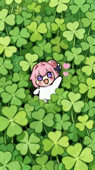 1girl :3 :d absurdres clover commentary creature doro_(nikke) double-parted_bangs english_commentary flower-shaped_hair four-leaf_clover goddess_of_victory:_nikke hair_bun heart highres looking_at_viewer meme open_mouth pink_hair purple_eyes signature single_side_bun smile solo waving xing_meow