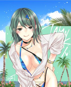absurdres beach black_choker blue_sky blush bracelet breasts character_name choker cleavage cloud commentary_request dead_or_alive dead_or_alive_xtreme dead_or_alive_xtreme_venus_vacation green_eyes green_hair hair_ornament hairclip hand_on_own_hip highres jewelry leaning_forward looking_at_viewer medium_breasts medium_hair navel one-piece_swimsuit palm_tree red_streaks signature sky smile swimsuit tamaki_(doa) tree tsutsumi_aya upper_body