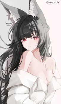 1girl absurdres animal_ear_fluff bare_shoulders black_hair breasts cleavage closed_mouth collarbone fox fox_girl gang_ryeol highres hoshimi_miyabi long_hair looking_at_viewer medium_breasts red_eyes shirt smile solo upper_body very_long_hair white_shirt zenless_zone_zero