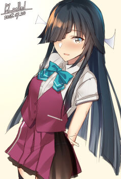 1girl adapted_costume arms_behind_back bad_id bad_pixiv_id black_hair black_skirt blunt_bangs bow bowtie cocktail cosplay dated drink female_focus hair_over_one_eye hair_ribbon hayashimo_(kancolle) kantai_collection long_hair pallad pleated_skirt purple_vest remodel_(kantai_collection) ribbon school_uniform shirt signature simple_background skirt sleeves_rolled_up solo upper_body very_long_hair vest white_background white_shirt yuugumo_(kancolle) yuugumo_(kancolle)_(cosplay)