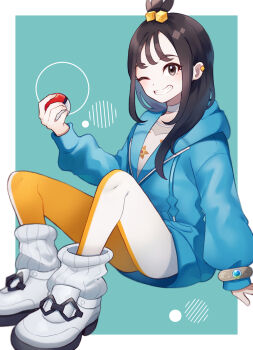1girl black_hair blue_hoodie border bracelet commentary_request cube_hair_ornament earclip green_background grey_eyes grin hair_ornament hand_up highres holding holding_poke_ball hood hood_down hoodie jewelry leggings lida_(pokemon) long_hair long_sleeves momiji_shiori nintendo one_eye_closed outside_border poke_ball poke_ball_(basic) pokemon pokemon_legends:_z-a print_shirt ribbed_socks shirt shoes sidelocks sitting smile socks solo tassel teeth topknot white_border white_shirt white_shoes