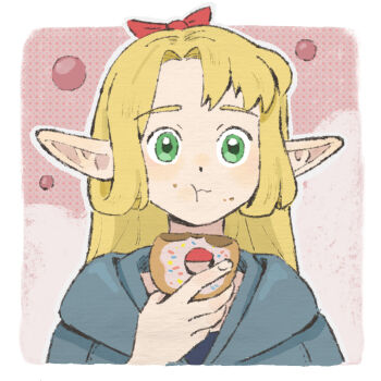 1girl :t blonde_hair border bow chinese_commentary closed_mouth commentary_request donut dungeon_meshi eating elf food food_on_face green_eyes hair_bow hand_up holding holding_food hood hood_down long_hair looking_at_viewer marcille_donato nicole_(nicoleyangwenyi) pointy_ears solo upper_body white_border