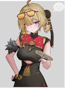 1girl acofengche ahoge armband black_dress blonde_hair blush breasts china_dress chinese_clothes closed_mouth clothing_cutout cutout_above_navel dress eyewear_on_head fingerless_gloves gloves grey_background hair_over_one_eye hand_fan hand_on_own_hip hand_up hashtag-only_commentary holding holding_fan looking_at_viewer medium_breasts orange-tinted_eyewear purple_eyes single_fingerless_glove solo spoken_expression sunglasses sweety_(zenless_zone_zero) tinted_eyewear tuanshan underboob_cutout upper_body zenless_zone_zero