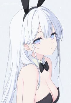 1girl animal_ears bare_shoulders bell_(oppore_coppore) black_bow black_bowtie black_hairband black_leotard bow bowtie breasts cleavage commentary_request detached_collar fake_animal_ears hairband highres leotard long_hair looking_at_viewer medium_breasts original parted_lips playboy_bunny purple_eyes rabbit_ears simple_background solo strapless strapless_leotard upper_body white_hair