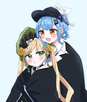 2girls :d black_capelet black_hat blonde_hair blue_hair bonnet braid braided_hair_rings capelet commentary_request deerstalker flower green_bonnet green_eyes hair_flower hair_ornament hair_rings hat hug hug_from_behind long_hair looking_at_another looking_back mahou_shoujo_no_majo_saiban multiple_girls open_mouth rose short_hair simple_background smile tachibana_sherry tono_hanna twintails yellow_eyes yellow_flower yellow_rose yoichi_0