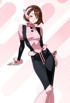 1girl absurdres bob_cut bodysuit boku_no_hero_academia breasts brown_eyes brown_hair closed_mouth commentary cosplay cowboy_shot english_commentary gloria_(pokemon) halloween_costume headgear highres hip_bones leaning looking_at_viewer medium_breasts multicolored_bodysuit nintendo otokakoto pink_background pokemon pokemon_swsh short_hair skin_tight smile solo superhero_costume thigh_gap thighs two-tone_bodysuit uraraka_ochaco_(cosplay) uraraka_ochako