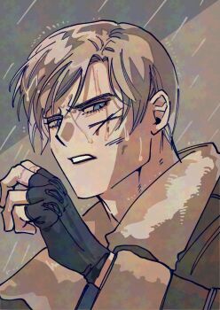 1boy black_gloves blonde_hair brown_jacket cross_scar fingerless_gloves fur-trimmed_jacket fur_trim furrowed_brow gloves highres injury jacket leon_s._kennedy male_focus nul parted_lips rain resident_evil resident_evil_4 scar short_hair solo swept_bangs upper_body wet