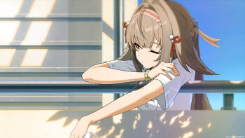 1girl absurdres against_railing ahoge bad_link blue_sky brown_hair closed_mouth copyright_notice hair_ribbon hairband hand_on_own_arm headphones highres holding multicolored_hairband official_art official_wallpaper one_eye_closed orange_eyes outdoors railing red_hairband red_ribbon ribbon shadow short_sleeves sky solo two-tone_hairband white_hairband ye_shunguang zenless_zone_zero