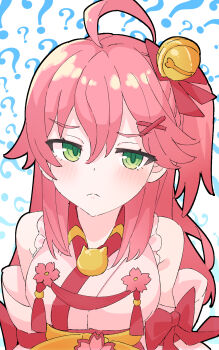 1girl ? ahoge bare_shoulders bell blue_background commentary_request detached_sleeves green_eyes hair_bell hair_ornament highres hololive japanese_clothes kimono long_hair looking_at_viewer ogata_(ogt_illust) one_side_up pink_hair pink_kimono sakura_miko sakura_miko_(1st_costume) sleeveless sleeveless_kimono solo textless_version upper_body virtual_youtuber x_hair_ornament