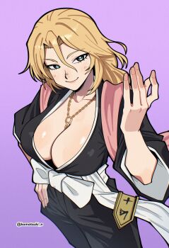 1girl absurdres aqua_eyes artist_name badge bleach blonde_hair breasts bright_pupils cleavage closed_mouth commentary cowboy_shot fukutaichou_badge hand_on_own_hip hand_up highres japanese_clothes jewelry komatsuki_n large_breasts looking_at_viewer matsumoto_rangiku necklace pink_shawl purple_background sash shawl shihakusho simple_background smile solo strawberry_blonde twitter_username white_pupils white_sash