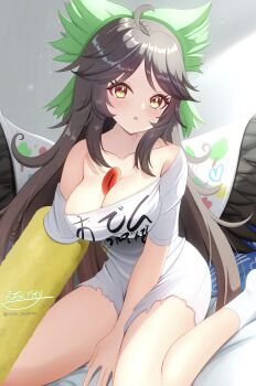 1girl absurdres ahoge bird_wings black_hair black_wings bow breasts cape cleavage clothes_writing commentary_request green_bow hair_bow highres hyakuya_iori large_breasts long_hair reiuji_utsuho reiuji_utsuho_(occasionally_non-operational_underworld_sun) shirt signature sitting socks solo third_eye touhou touhou_lostword twitter_username very_long_hair white_cape white_shirt white_socks wings