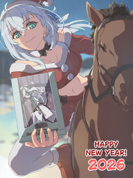 1girl 1other 2026 black_bow black_bowtie blue_bow blue_sky blurry blurry_background boots bow bowtie box brown_horse chiharu_(9654784) closed_mouth commentary_request cropped_shirt crossed_bangs detached_collar double-parted_bangs eiyuu_densetsu english_text figure floating_hair fur-trimmed_boots fur-trimmed_skirt fur_trim green_eyes hair_between_eyes hair_bow half_updo happy_new_year hat highres holding holding_box horse horseback_riding kotobukiya kuro_no_kiseki kuro_no_kiseki_(series) kuro_no_kiseki_ii long_hair long_sleeves looking_at_viewer midriff navel new_year outdoors pants red_skirt reins riding santa_hat shizuna_rem_misurugi skirt sky smile solo traditional_bowtie white_hair white_pants