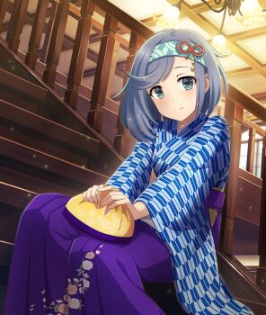 Rule 34 | 1girl, aoto hina, aqua eyes, aqua hairband, bag, blue hair, blue kimono, breasts, chandelier, closed mouth, day, dot nose, dutch angle, feet out of frame, floral print, game cg, hairband, hakama, holding, holding bag, indoors, japanese clothes, kimono, long sleeves, looking at viewer, medium breasts, medium hair, official art, on stairs, print bag, print hairband, print kimono, purple hakama, railing, sitting, sitting on stairs, smile, solo, stairs, taishou, third-party source, toji no miko, toji no miko: kizamishi issen no tomoshibi, wide sleeves, window, wooden stairs, yagasuri, yellow bag