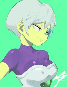 1girl aetherion breasts cheelai cleavage closed_mouth colored_skin dragon_ball dragon_ball_super green_background green_skin highres looking_afar medium_breasts pink_eyes scouter short_hair simple_background skin_tight smirk solo upper_body
