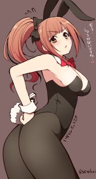 1girl animal_ears ass black_bow black_leotard black_pantyhose blush bow bowtie breasts brown_background brown_hair cleavage detached_collar fake_animal_ears fake_tail hair_bow highres idolmaster idolmaster_cinderella_girls igarashi_kyoko leotard looking_at_viewer medium_breasts open_mouth pantyhose playboy_bunny ponytail rabbit_ears rabbit_tail red_bow red_bowtie serebi_ryousangata simple_background solo tail twitter_username yellow_eyes