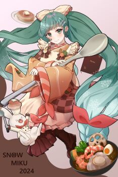 >_< 1girl absurdres animal_ears apron bell_pepper blush bow closed_mouth egg_(food) food fork_hair_ornament green_bell_pepper green_eyes green_hair hair_bow hair_ornament hatsune_miku highres holding holding_ladle ladle long_hair long_sleeves looking_at_viewer low-tied_long_hair menu monburi official_alternate_costume official_alternate_hairstyle pancake rabbit_ears rabbit_yukine shrimp smile snowflake_print soup_ladle spoon_hair_ornament twintails vegetable very_long_hair vocaloid white_apron yuki_miku yuki_miku_(2024)