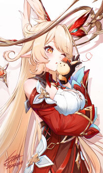 1girl absurdres ahoge alice_(genshin_impact) arm_under_breasts bare_shoulders blonde_hair blush breasts brown_gloves commentary_request dated detached_sleeves dodoco_(genshin_impact) dress genshin_impact gloves hand_up highres holding long_hair long_sleeves one_eye_closed parted_lips pointy_ears red_dress red_eyes red_sleeves sarasuty signature sleeveless sleeveless_dress solo symbol_in_eye very_long_hair